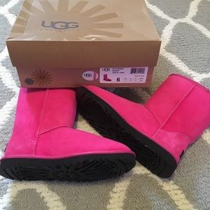 Retired Uggs size 6 NEW never worn